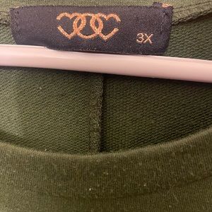 The size 3x large. The color is probably some type of emerald dark green.